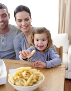 Mädchen isst Pommes